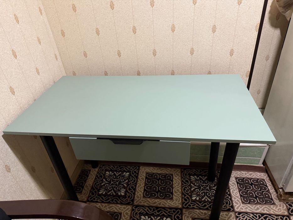 Офисные кресло и стол