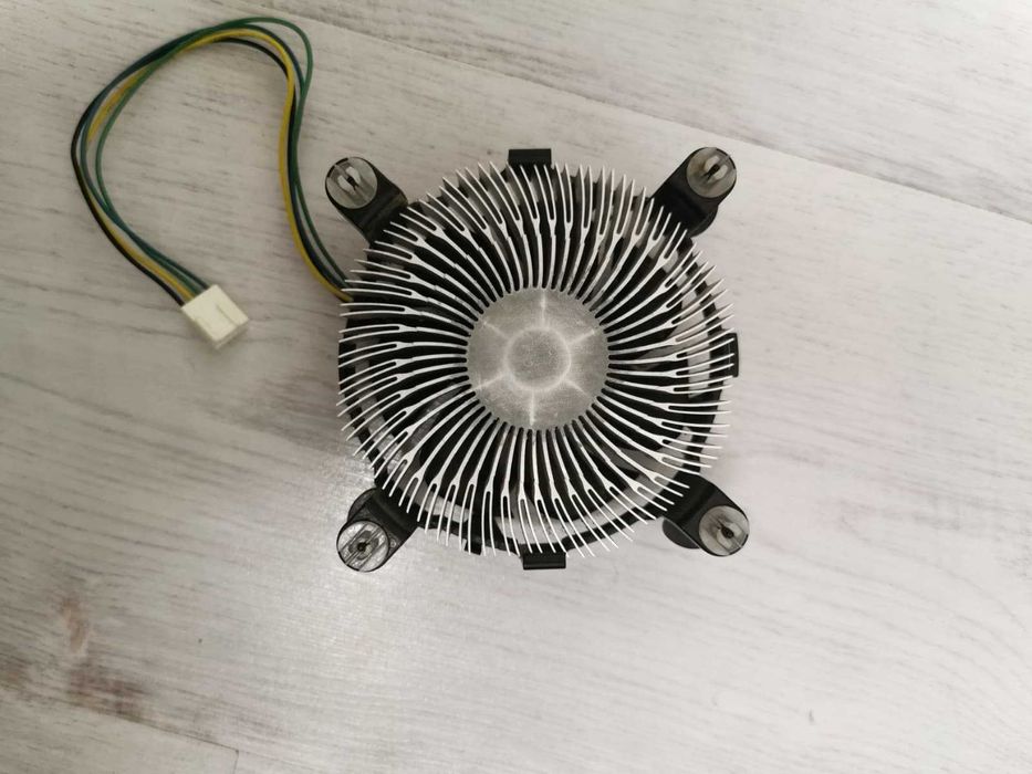 Procesor i5 6400 Skylake (generația a 6-a)  + cooler intel cadou (functional, dar cu un piciorus defect)