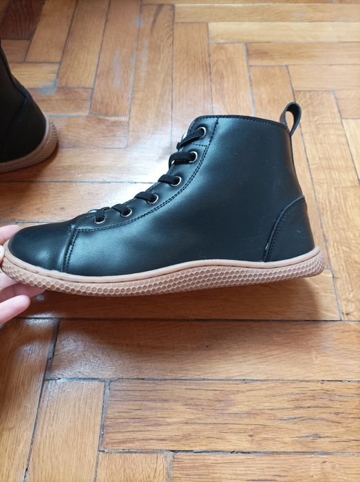 Продавам боси обувки естествена кожа