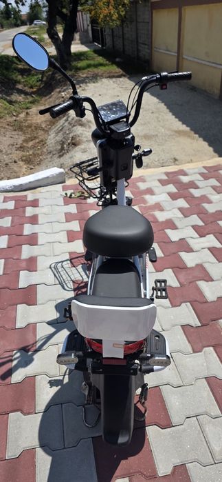 Scuter electric cu pedale