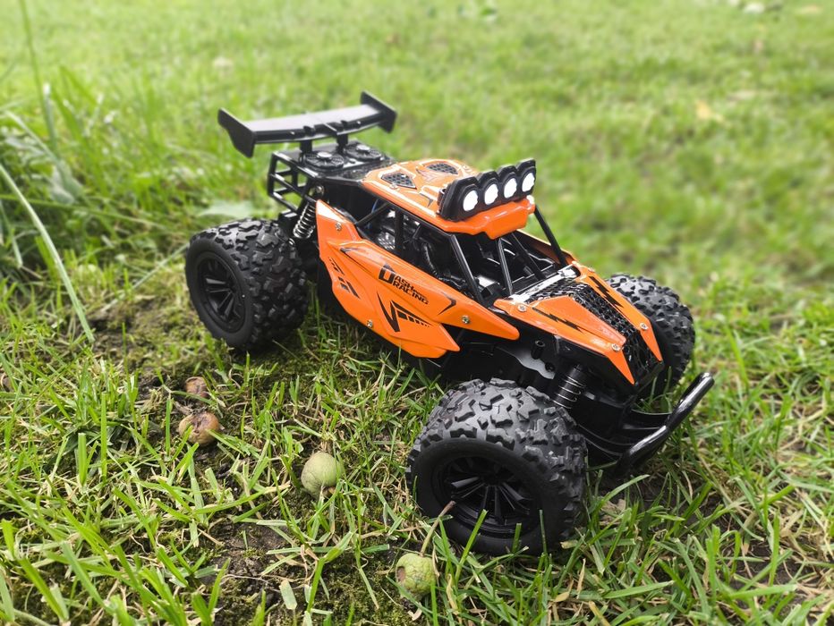 Mașinuță cu telecomandă, acumulator reîncărcabil!