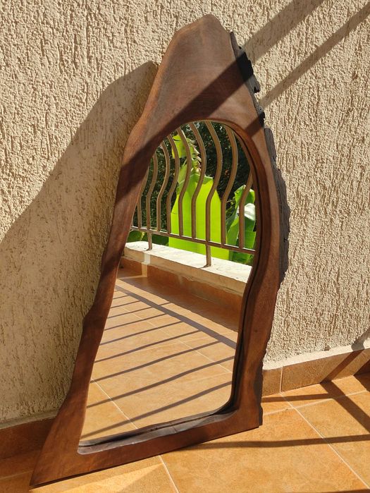 Огледало с дървена рамка