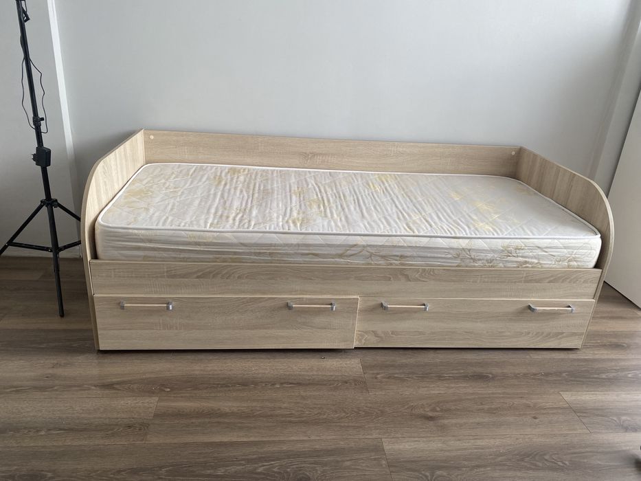 Кровать с матрасом
