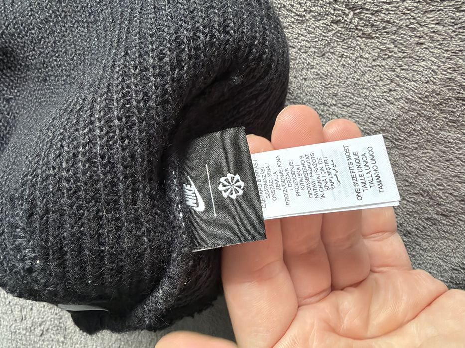 Nike Terra beanie caciula unisex neagra cu logo mic discret marime OS noua originala