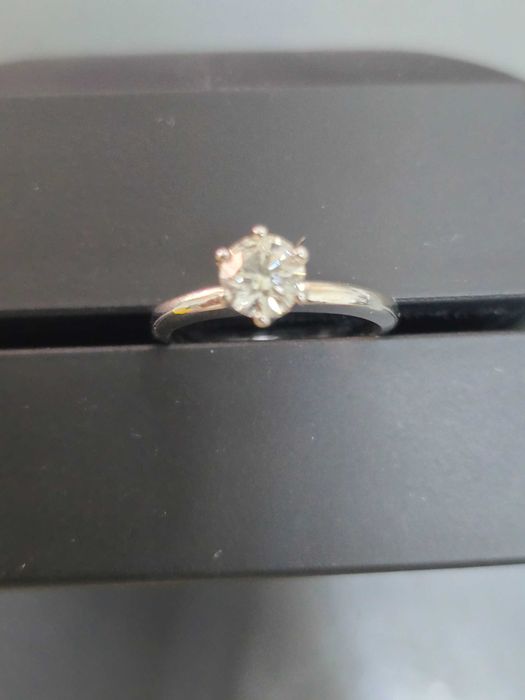 Дамски пръстен с диаманд