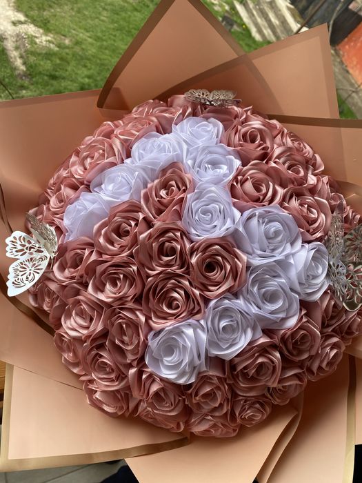 Персонализиран букет от сатенени  рози