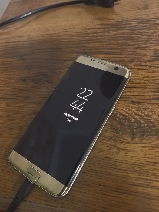 Продаю самсунг с7+