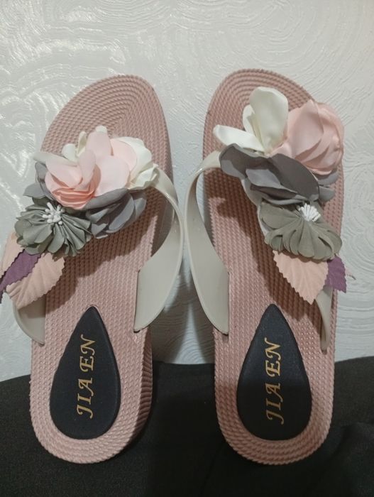 Женские шлепки-сланцы,удобные с украшением в виде цветка.