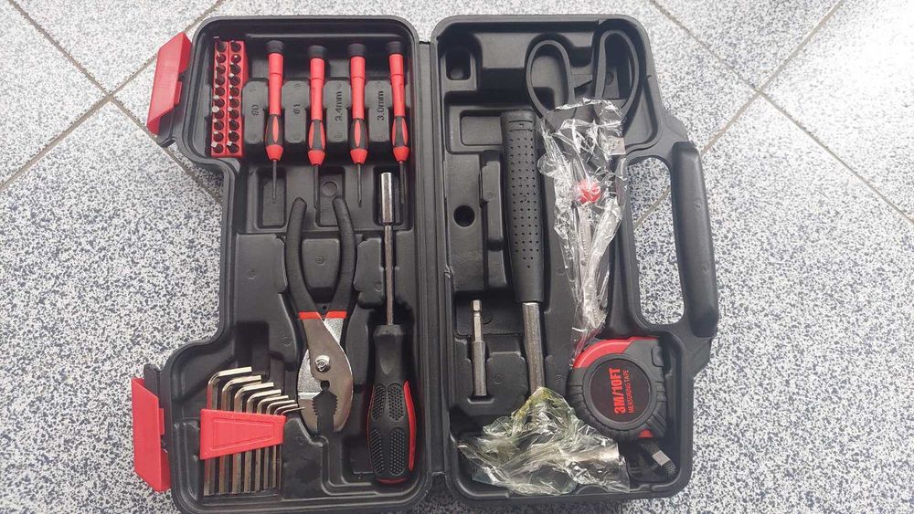 Куфарче пълно с инструменти