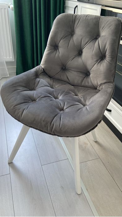 scaun tapițat gri cu picior alb din lemn