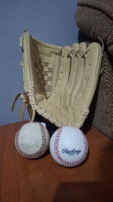 Vând mânușă Baseball/Softball. Primed 12 Velocity.+doua mingi.