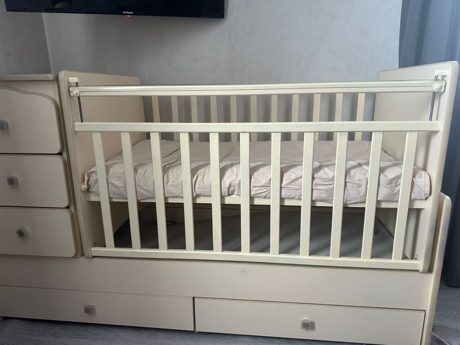 Детская кроватка с маятником