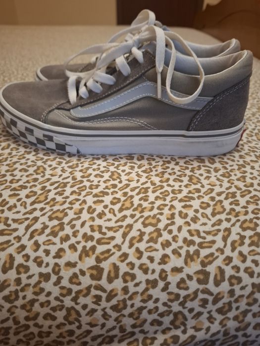 Vând adidasi Vans în condiții excelente, mărimea 37