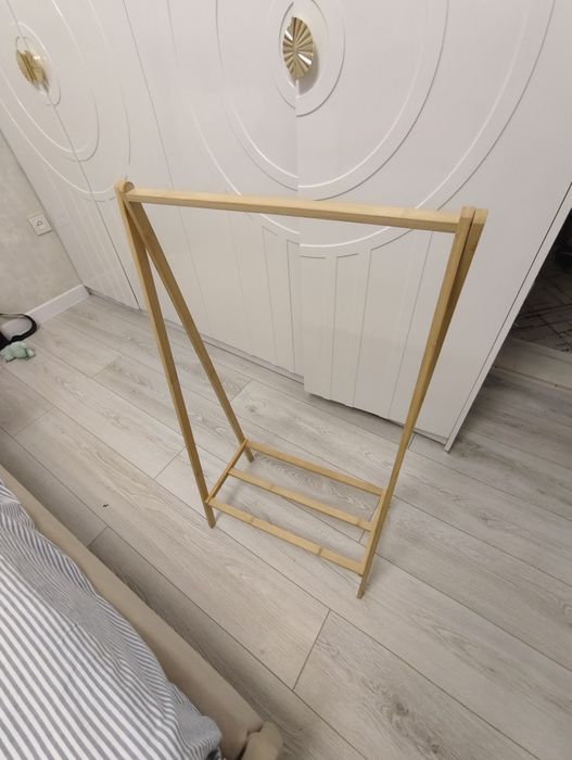 Продаю вешалку напольную для одежды.