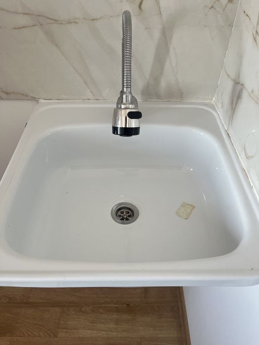 Мойка эмалированная на кухню со смесителем