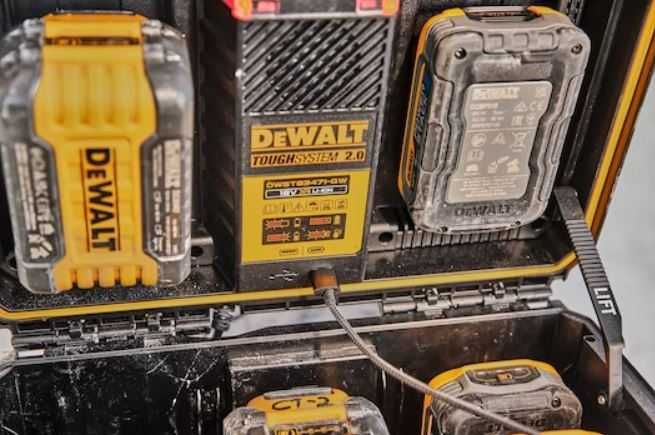 Зарядно устройство куфар DЕWALT DWST83471 18V / 54 V TOUGHSYSTEM 2