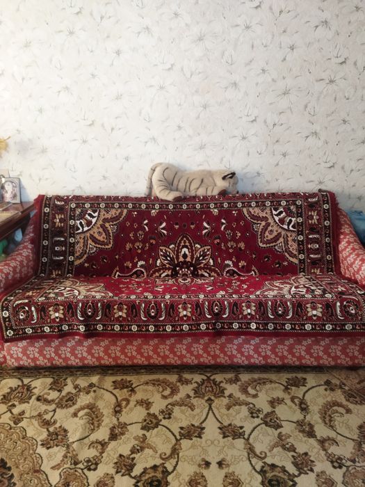 Продам хороший диван с креслами