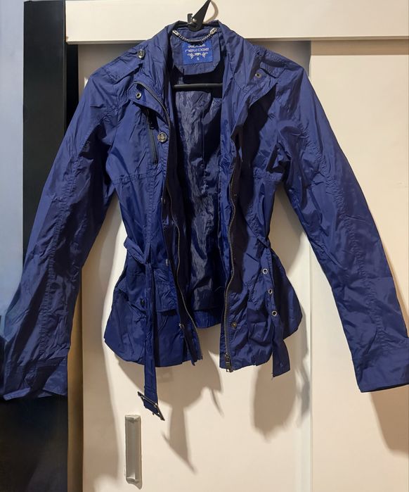 Разнообразни дамски дрехи – различни размери S–L