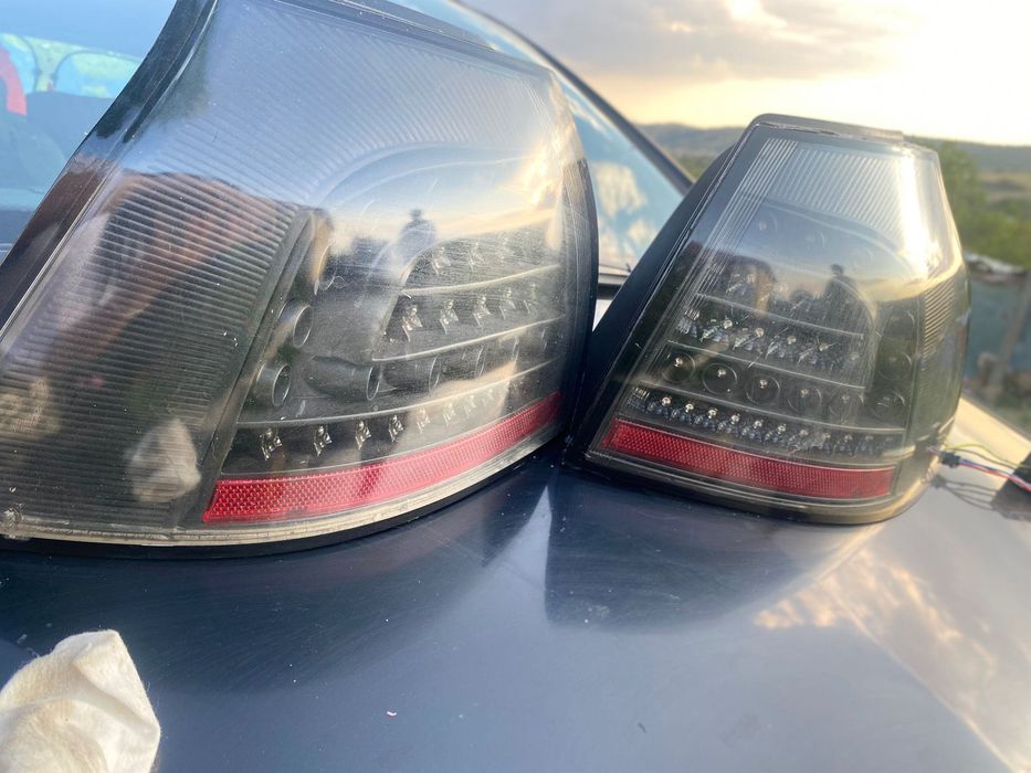 Stopuri LED + proiectoare OEM VW Golf 5 – originale, stare foarte bună