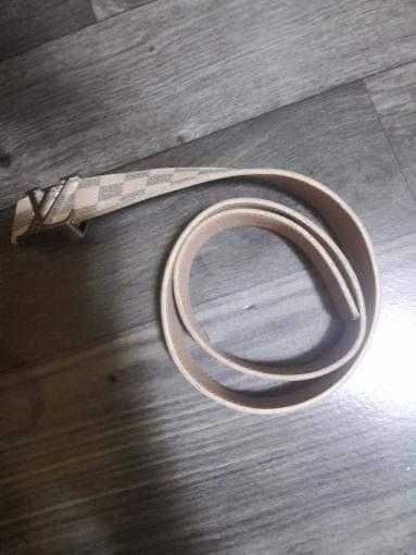 Vand curea Louis Vuitton aproape noua la un pret foarte bun