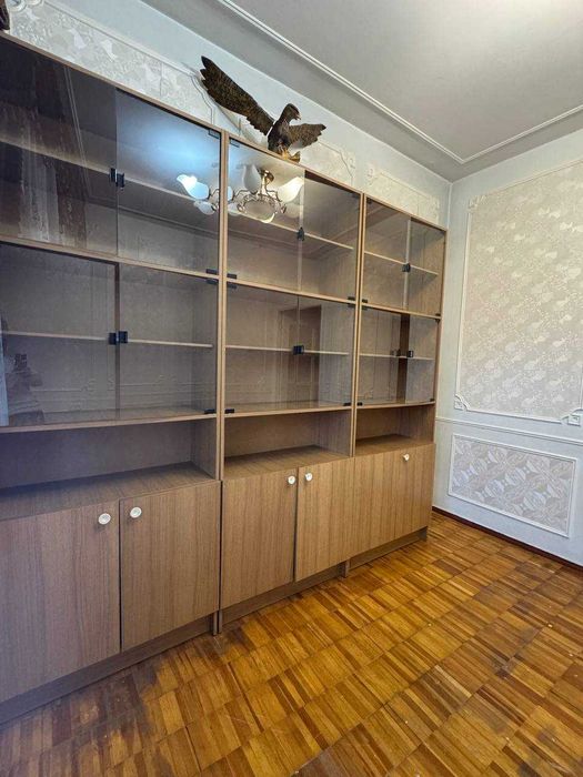 Шкаф книжный. В хорошем состаяние.