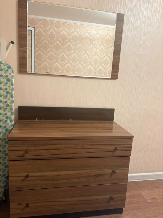 Продам комод с зеркалом