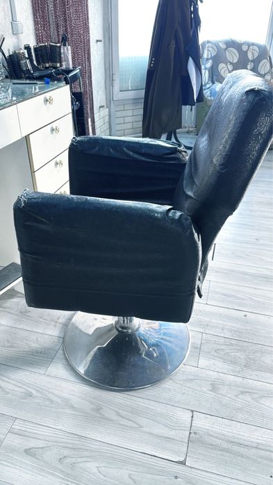 парикмахерская мойка с креслом. Гримерный столик,