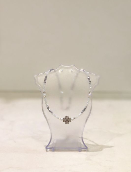 Колиета изработени с естествени камъчета, стъклени камъчета и мъниста