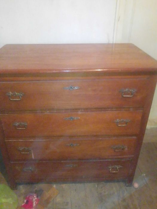 Продавам античен скрин със чекмеджета на ниска цена