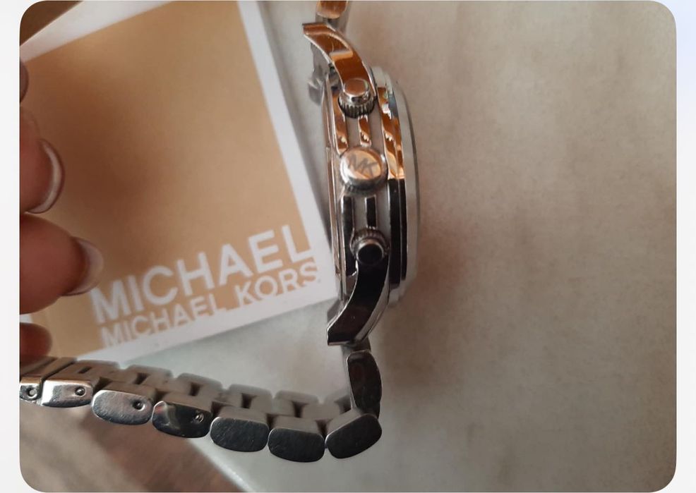 Два броя часовници Michael Kors