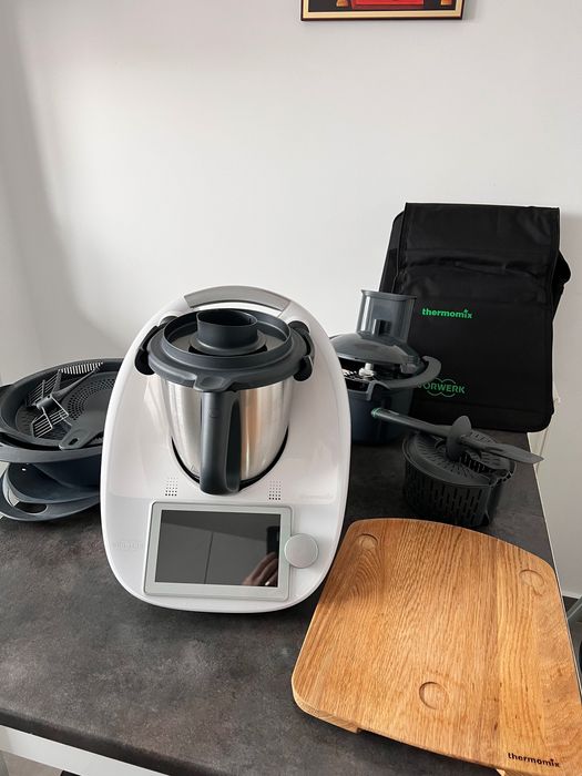 Vând robot de bucătărie Thermomix tm6