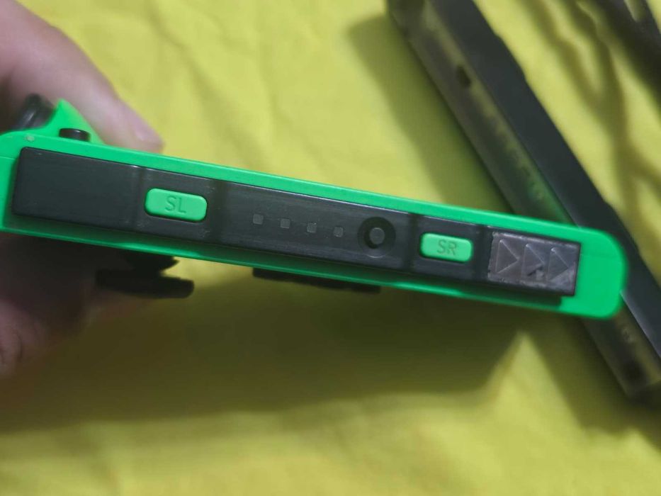 Set controllere originale Nintendo Switch Joy-Con Neon Green / Neon Red