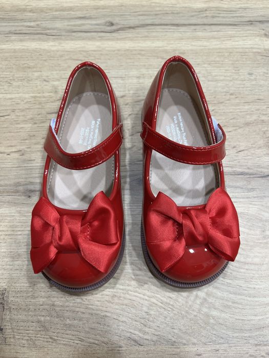 Бяла блуза, червена пола, червени обувки 3-4г