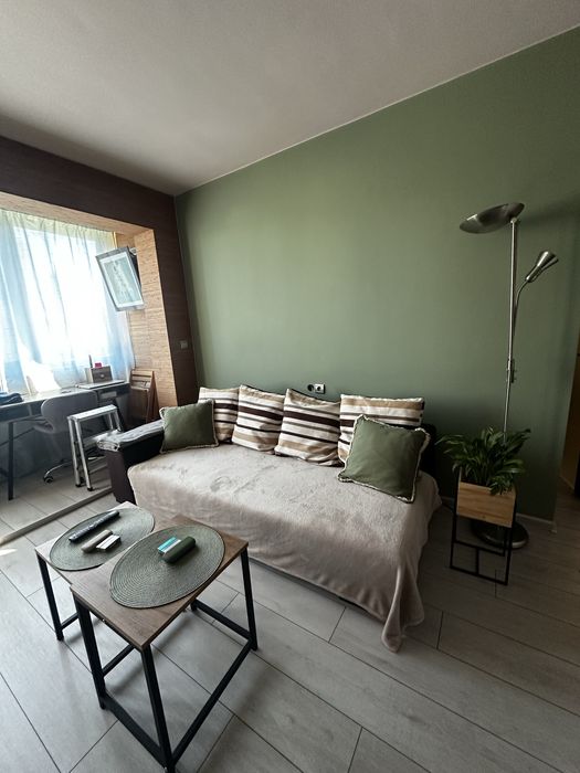 Диван с покет матрак и четири пухени възглавници