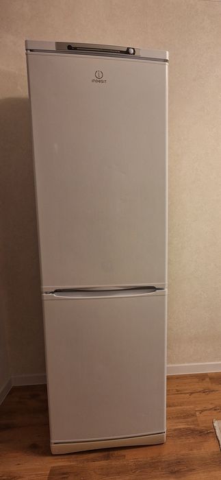 Продам холодильник Indesit
