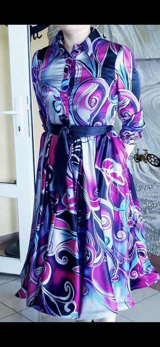 Красивое атласное платье с пышной юбкой