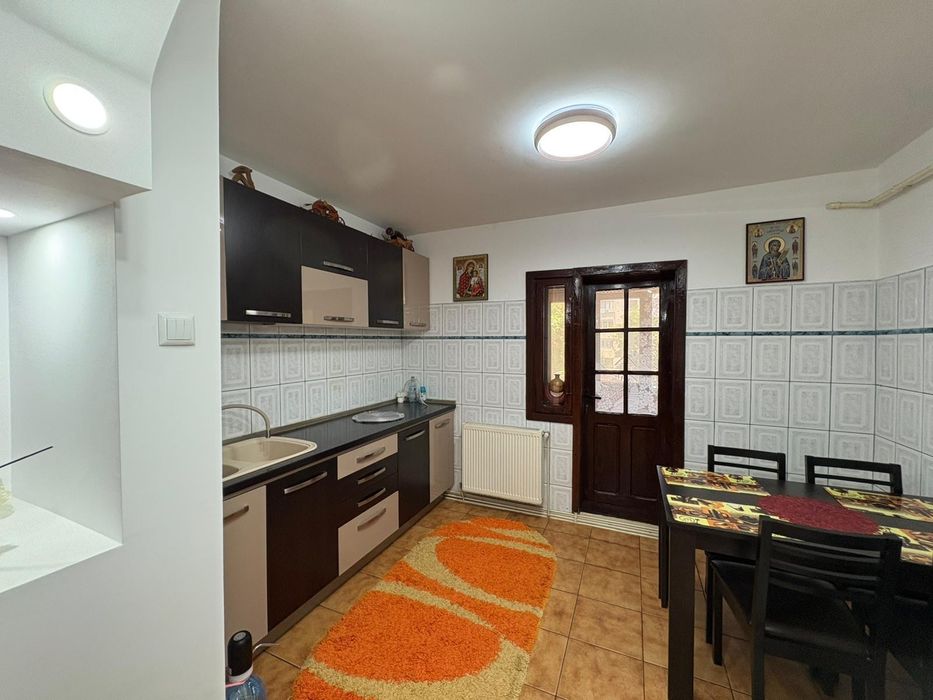 Vând apartament 3 camere decomandat