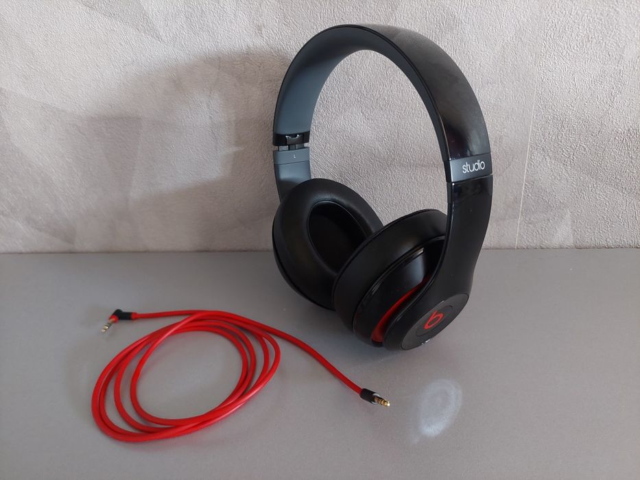 Căști Beats Studio 2 B0500 cu fir. Active noise cacellation, buretii noi, functioneaza perfect! Predare in Pitești Mioveni sau livrare prin olx