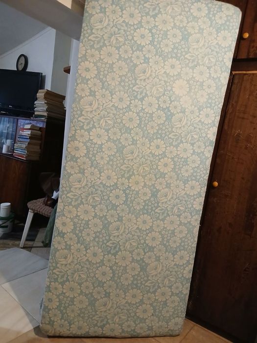 Продавам единично легло с матрак 80/190