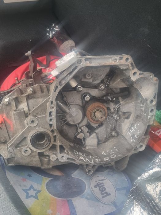 Скоростна кутия за Дачия Сандеро 1.2  2014. Кутията  е с помпа.