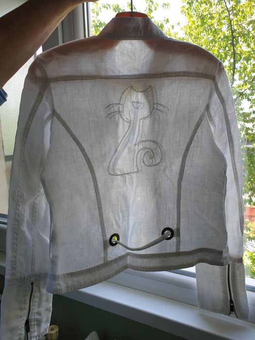 Ленено бяло яке с котка на гърба