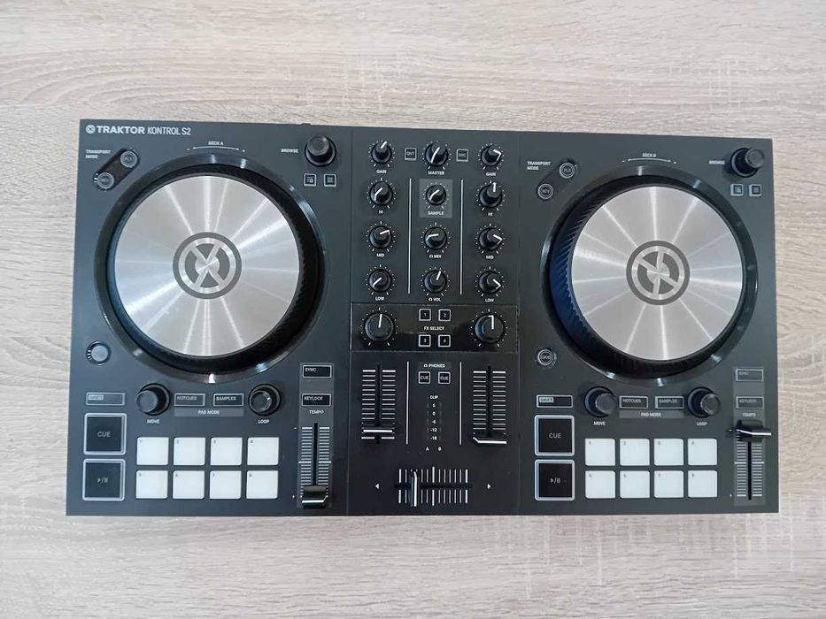 DJ контролер Traktor Kontrol S2 MK3