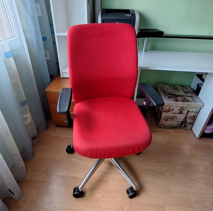 Ученическо бюро с допълнителни рафтове и ученически стол!