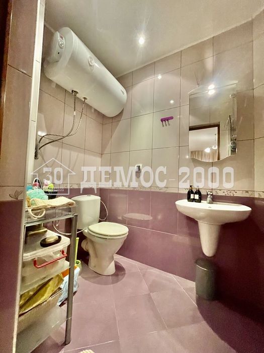 Напълно обзаведен тристаен апартамент с ПАРКОМЯСТО в района на ОКРБ