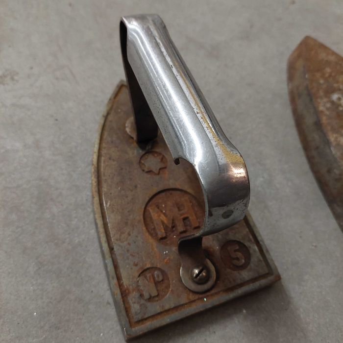 Стара антична метална ютия