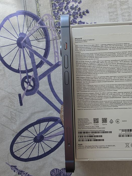 Продавам iPhone 14 с два калъфа SPECK  MAG SAFE