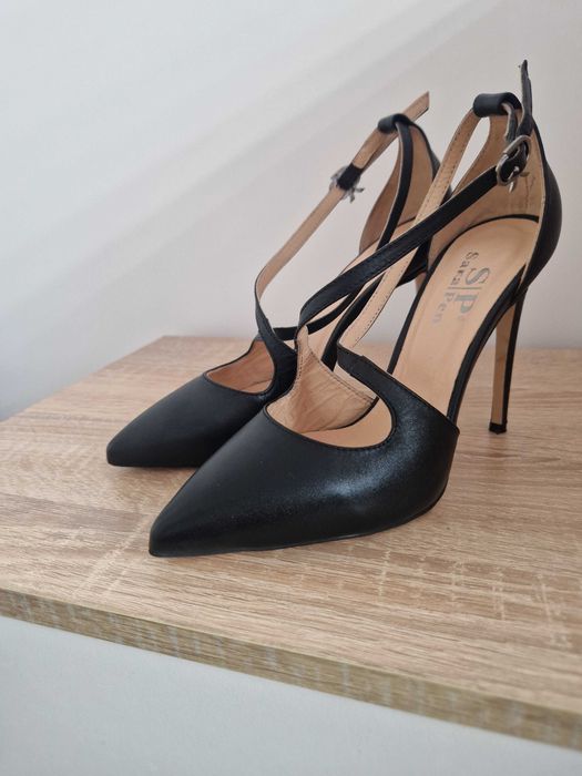 Обувки на висок ток на марката Sara Pen