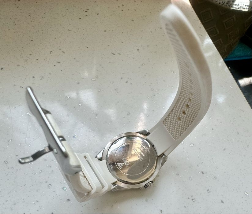 GUESS дамски часовник 40мм перфектен