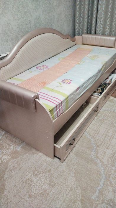 Кровать со спинкой