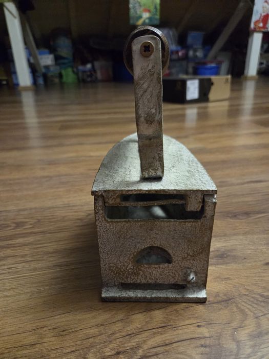 Fier de călcat vechi cu carbuni